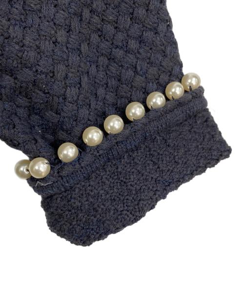 JUSGLITTY（ジャスグリッティー）JUSGLITTY (ジャスグリッティー) パール付ニットジャケット ネイビー サイズ:2 未使用品の古着・服飾アイテム