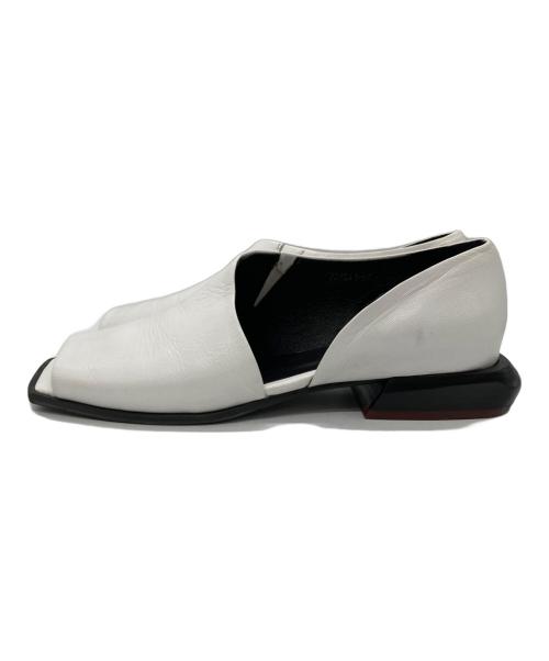 yuko imanishi+（ユウコイマニシプラス）YUKO IMANISHI+ (ユウコイマニシプラス) スクエアトゥアシメサンダル ホワイト サイズ:37の古着・服飾アイテム