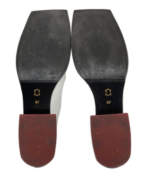 yuko imanishi+（ユウコイマニシプラス）YUKO IMANISHI+ (ユウコイマニシプラス) スクエアトゥアシメサンダル ホワイト サイズ:37の古着・服飾アイテム