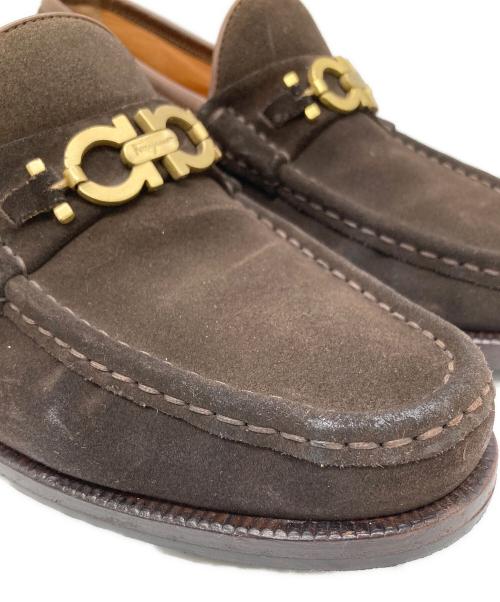 Salvatore Ferragamo（サルヴァトーレ フェラガモ）Salvatore Ferragamo (サルヴァトーレ フェラガモ) ガンチーニスウェードローファー ブラウン サイズ:9の古着・服飾アイテム