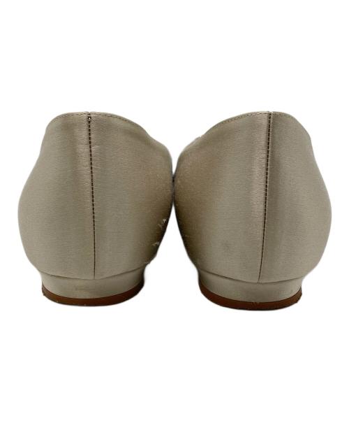 Manolo Blahnik（マノロブラニク）Manolo Blahnik (マノロブラニク) ビジューサテンパンプス ベージュ サイズ:37の古着・服飾アイテム