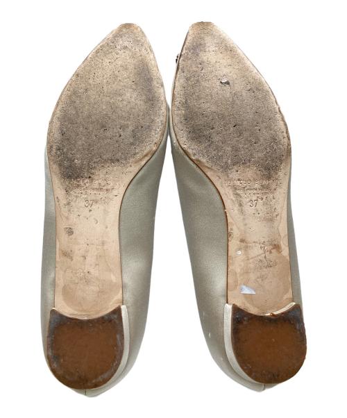 Manolo Blahnik（マノロブラニク）Manolo Blahnik (マノロブラニク) ビジューサテンパンプス ベージュ サイズ:37の古着・服飾アイテム