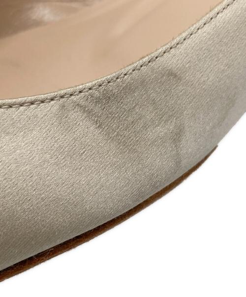 Manolo Blahnik（マノロブラニク）Manolo Blahnik (マノロブラニク) ビジューサテンパンプス ベージュ サイズ:37の古着・服飾アイテム