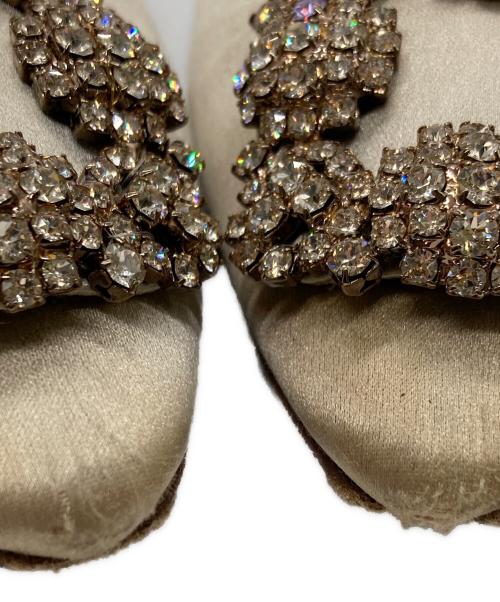 Manolo Blahnik（マノロブラニク）Manolo Blahnik (マノロブラニク) ビジューサテンパンプス ベージュ サイズ:37の古着・服飾アイテム