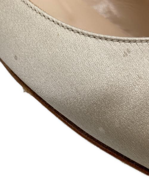 Manolo Blahnik（マノロブラニク）Manolo Blahnik (マノロブラニク) ビジューサテンパンプス ベージュ サイズ:37の古着・服飾アイテム