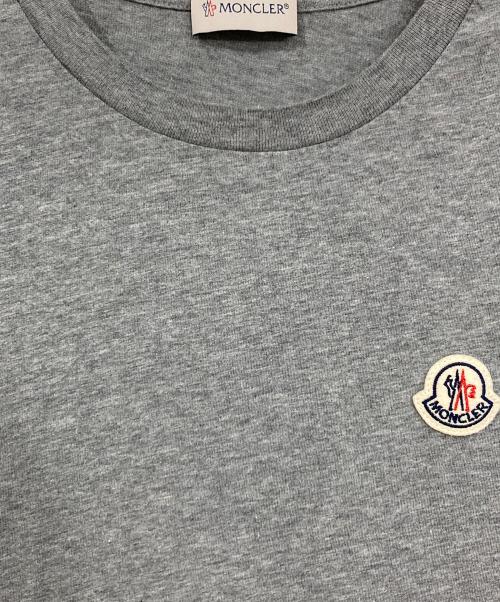 MONCLER（モンクレール）MONCLER (モンクレール) ロゴワッペンTシャツ グレー サイズ:Mの古着・服飾アイテム