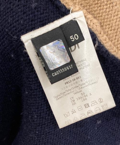 FENDI（フェンディ）FENDI (フェンディ) 18AW 刺繍レタリングニットセーター ベージュ×ネイビー サイズ:50の古着・服飾アイテム