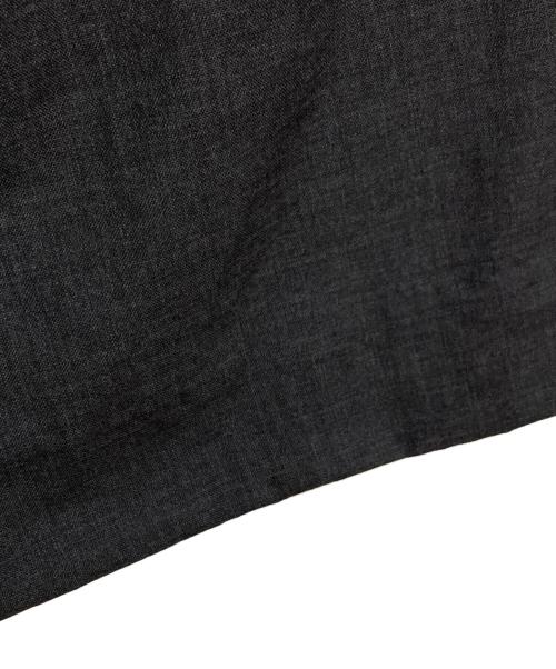 WHITE MOUNTAINEERING（ホワイトマウンテ二アニング）WHITE MOUNTAINEERING (ホワイトマウンテ二アニング) TROPICAL WOOL 2 TUCK SHORT PANTS グレー サイズ:3の古着・服飾アイテム