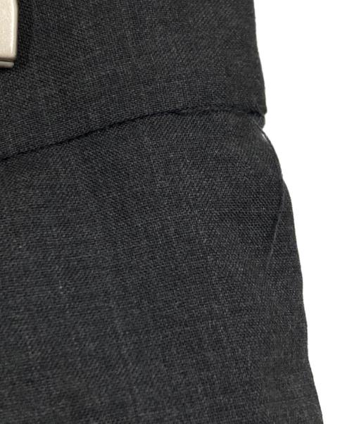 WHITE MOUNTAINEERING（ホワイトマウンテ二アニング）WHITE MOUNTAINEERING (ホワイトマウンテ二アニング) TROPICAL WOOL 2 TUCK SHORT PANTS グレー サイズ:3の古着・服飾アイテム