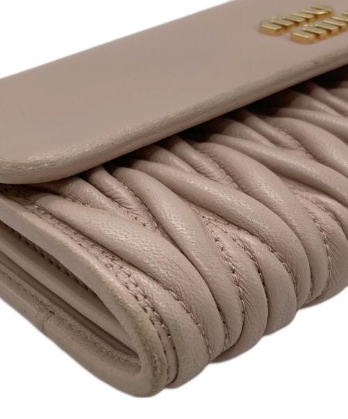 MIU MIU（ミュウミュウ）MIU MIU (ミュウミュウ) 二つ折り長財布/MATELASSE’MIU ピンクの古着・服飾アイテム