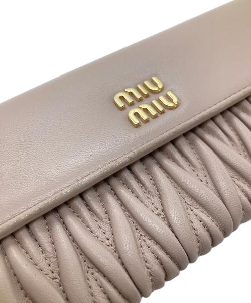 MIU MIU（ミュウミュウ）MIU MIU (ミュウミュウ) 二つ折り長財布/MATELASSE’MIU ピンクの古着・服飾アイテム