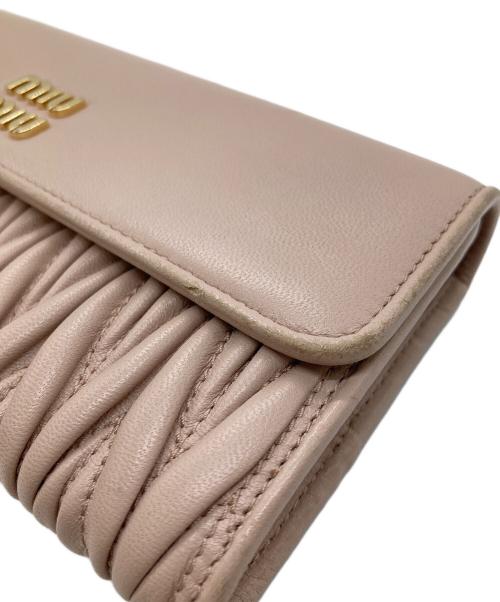 MIU MIU（ミュウミュウ）MIU MIU (ミュウミュウ) 二つ折り長財布/MATELASSE’MIU ピンクの古着・服飾アイテム