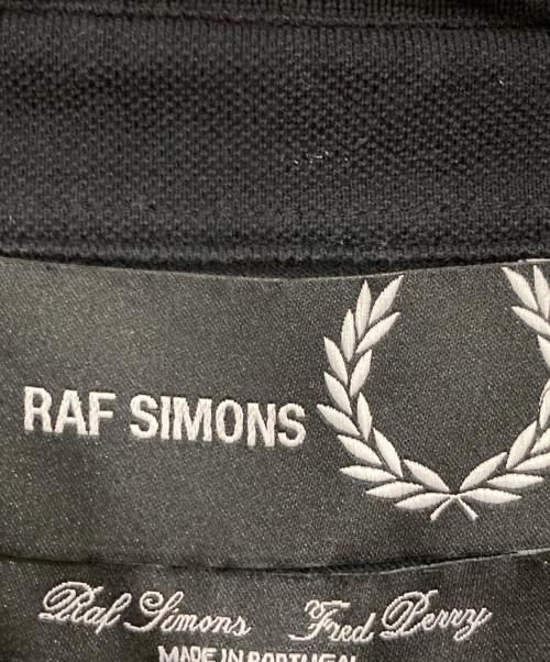 FRED PERRY（フレッドペリー）FRED PERRY (フレッドペリー) RAF SIMONS (ラフシモンズ) TAPE DETAIL PIQUE SHIRT ブラック×ベージュ サイズ:40の古着・服飾アイテム