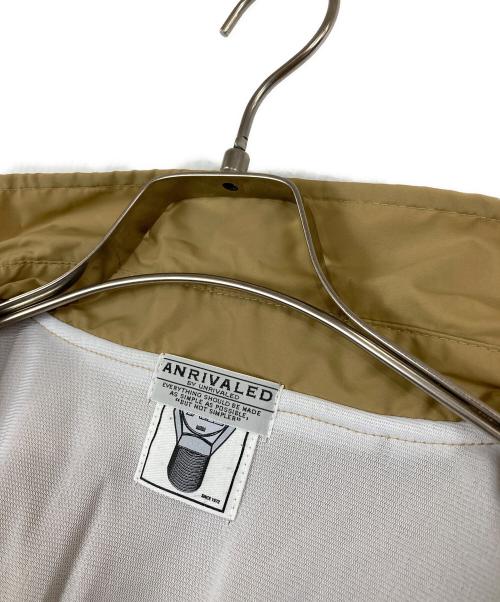 m&m custom performance（エムアンドエム カスタムパフォーマンス）m&m custom performance (エムアンドエム カスタムパフォーマンス) ANRIVALED (アンライバルド) スターパッチ ウィンドブレイカー ベージュ サイズ:XLの古着・服飾アイテム