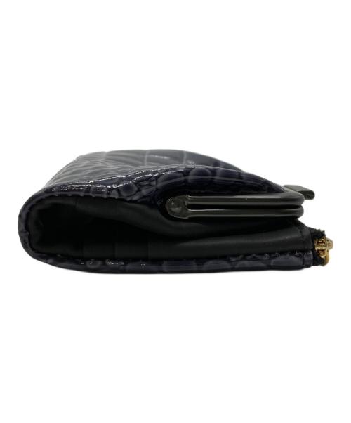 pomtata（ポンタタ）POMTATA (ポンタタ) クロコ型押しがま口二つ折り財布 ネイビーの古着・服飾アイテム