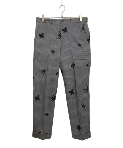 COMME des GARCONS HOMME PLUS（コムデギャルソンオムプリュス）COMME des GARCONS HOMME PLUS (コムデギャルソンオムプリュス) 15SS刺繍ストライプスラックス グレー サイズ:Ⅿの古着・服飾アイテム