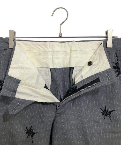 COMME des GARCONS HOMME PLUS（コムデギャルソンオムプリュス）COMME des GARCONS HOMME PLUS (コムデギャルソンオムプリュス) 15SS刺繍ストライプスラックス グレー サイズ:Ⅿの古着・服飾アイテム