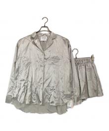 gelato pique×LE SSERAFIM（ジェラートピケ×ルセラフィム）の古着「サテンシャツ＆ショートパンツセット」｜シルバー