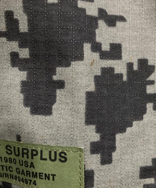 stussy（ステューシー）stussy (ステューシー) デジカモマウンテンパーカー グレー サイズ:Ⅿの古着・服飾アイテム