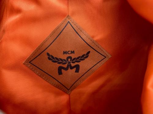 MCM（エムシーエム）MCM (エムシーエム) BE@RBRICK (ベアブリック) Aren ショルダーバッグ カーキ×オレンジの古着・服飾アイテム