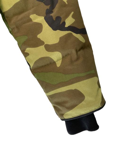 CANADA GOOSE（カナダグース）CANADA GOOSE (カナダグース) カモ柄ダウンジャケット グリーン サイズ:Ⅿの古着・服飾アイテム