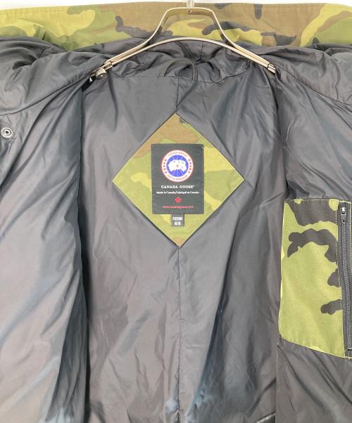 CANADA GOOSE（カナダグース）CANADA GOOSE (カナダグース) カモ柄ダウンジャケット グリーン サイズ:Ⅿの古着・服飾アイテム