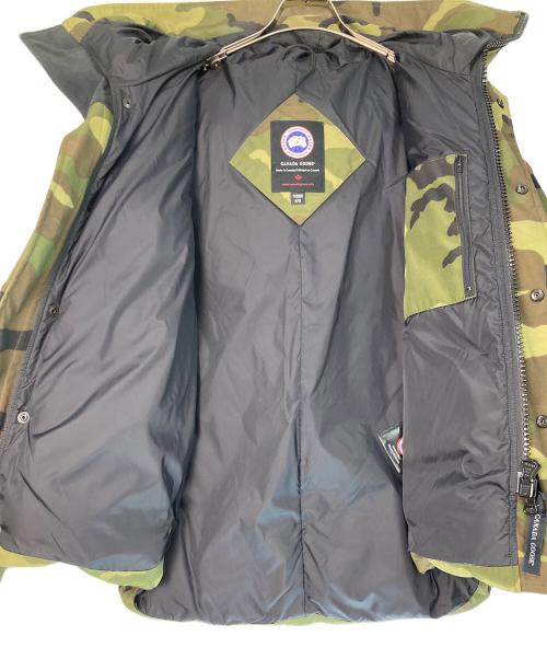CANADA GOOSE（カナダグース）CANADA GOOSE (カナダグース) カモ柄ダウンジャケット グリーン サイズ:Ⅿの古着・服飾アイテム