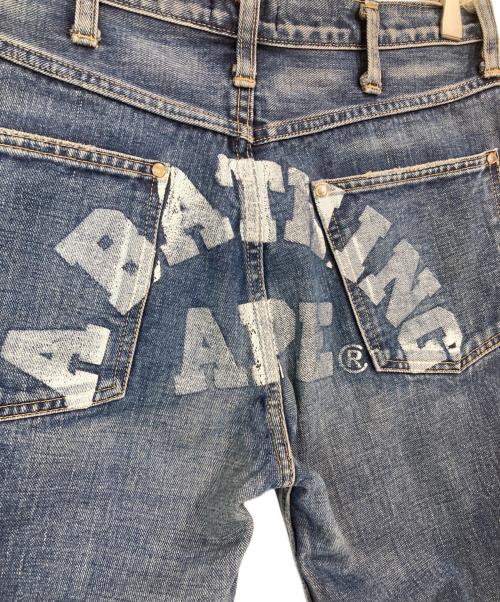 A BATHING APE（ア ベイシング エイプ）A BATHING APE (ア ベイシング エイプ) バックペイントデニムパンツ インディゴ サイズ:Ⅿの古着・服飾アイテム