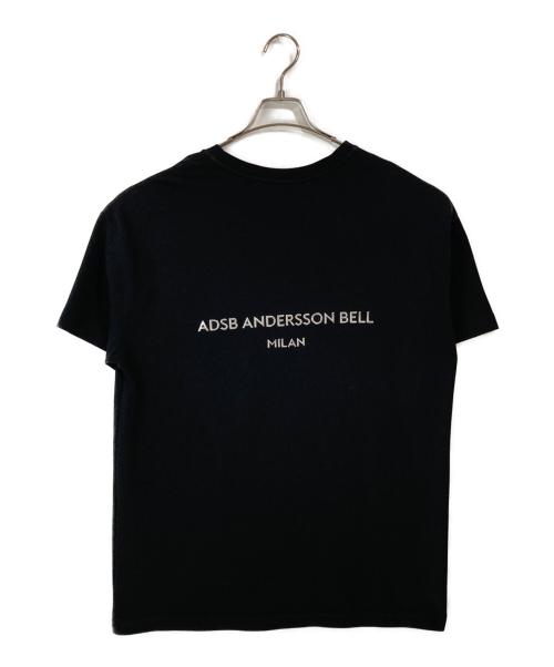 ADSB ANDERSSON BELL（アンダースンベル）ADSB ANDERSSON BELL (アンダースンベル) UNISEX STOOL PATCH LOGO T-SHIRTS ブラック サイズ:Mの古着・服飾アイテム