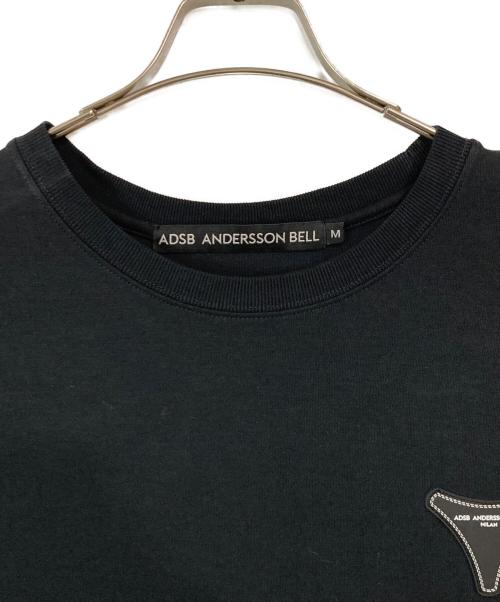 ADSB ANDERSSON BELL（アンダースンベル）ADSB ANDERSSON BELL (アンダースンベル) UNISEX STOOL PATCH LOGO T-SHIRTS ブラック サイズ:Mの古着・服飾アイテム