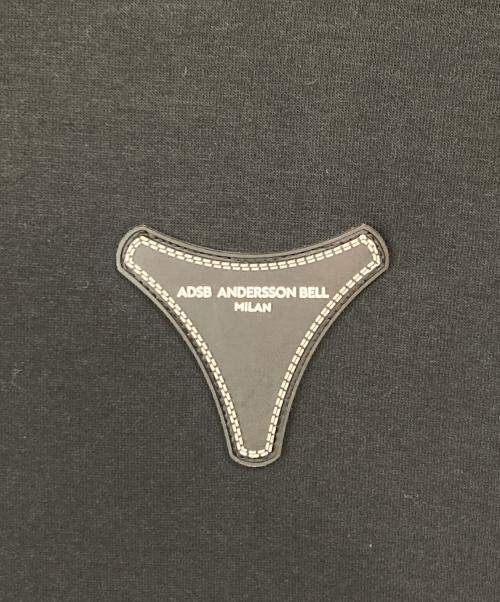 ADSB ANDERSSON BELL（アンダースンベル）ADSB ANDERSSON BELL (アンダースンベル) UNISEX STOOL PATCH LOGO T-SHIRTS ブラック サイズ:Mの古着・服飾アイテム