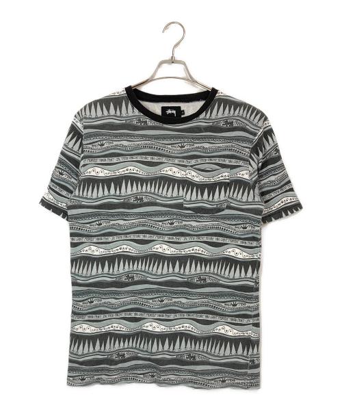 stussy（ステューシー）stussy (ステューシー) FRAGMENT DESIGN (フラグメントデザイン) 総柄ポケットTシャツ グレー サイズ:Ｓの古着・服飾アイテム