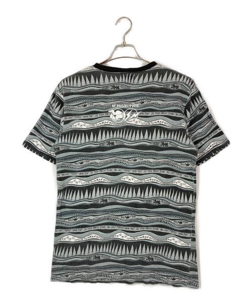 stussy（ステューシー）stussy (ステューシー) FRAGMENT DESIGN (フラグメントデザイン) 総柄ポケットTシャツ グレー サイズ:Ｓの古着・服飾アイテム