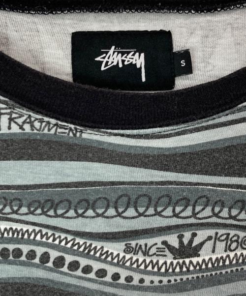 stussy（ステューシー）stussy (ステューシー) FRAGMENT DESIGN (フラグメントデザイン) 総柄ポケットTシャツ グレー サイズ:Ｓの古着・服飾アイテム