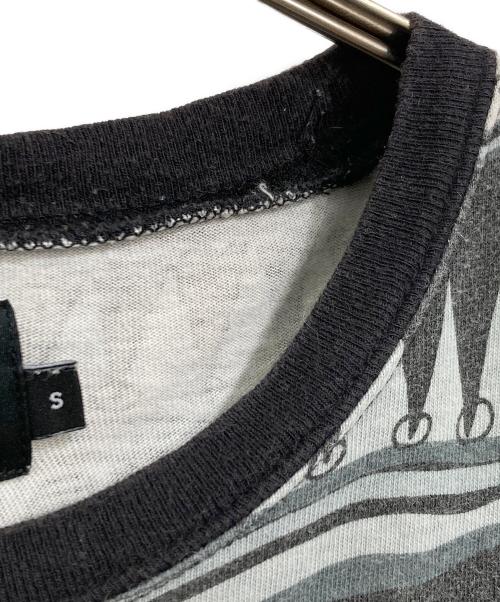 stussy（ステューシー）stussy (ステューシー) FRAGMENT DESIGN (フラグメントデザイン) 総柄ポケットTシャツ グレー サイズ:Ｓの古着・服飾アイテム