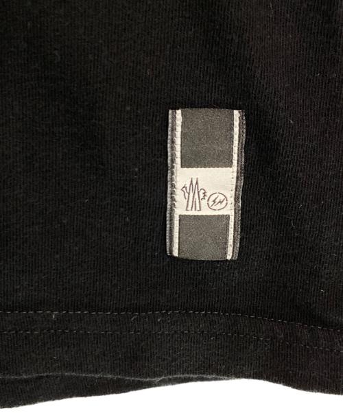 MONCLER（モンクレール）MONCLER (モンクレール) FRAGMENT DESIGN (フラグメントデザイン) プリントTシャツ ブラック サイズ:Sの古着・服飾アイテム