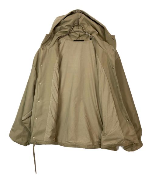FOG ESSENTIALS（フィアオブゴッド エッセンシャル）FOG ESSENTIALS (フィアオブゴッド エッセンシャル) TEXTURED NYLON HOODED COACHES JACKET ベージュ サイズ:Mの古着・服飾アイテム