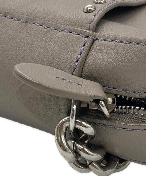 J&M DAVIDSON（ジェイ＆エム デヴィッドソン）J&M DAVIDSON (ジェイ＆エム デヴィッドソン) PEBBLE MINI WITH STUDS グレージュの古着・服飾アイテム