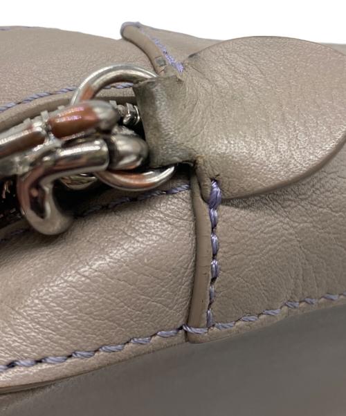 J&M DAVIDSON（ジェイ＆エム デヴィッドソン）J&M DAVIDSON (ジェイ＆エム デヴィッドソン) PEBBLE MINI WITH STUDS グレージュの古着・服飾アイテム