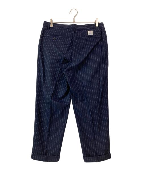 WOODBLOCK（ウッドブロック）WOODBLOCK (ウッドブロック) 2TUCK STRIPE WOOL TROUSER NAVY STRIPE ネイビー サイズ:XLの古着・服飾アイテム