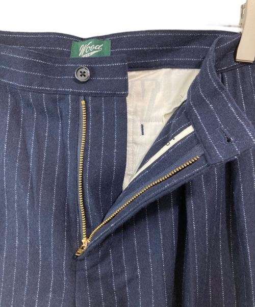 WOODBLOCK（ウッドブロック）WOODBLOCK (ウッドブロック) 2TUCK STRIPE WOOL TROUSER NAVY STRIPE ネイビー サイズ:XLの古着・服飾アイテム