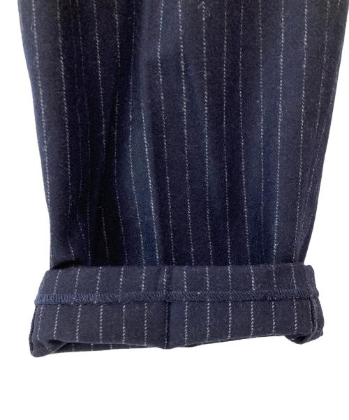WOODBLOCK（ウッドブロック）WOODBLOCK (ウッドブロック) 2TUCK STRIPE WOOL TROUSER NAVY STRIPE ネイビー サイズ:XLの古着・服飾アイテム