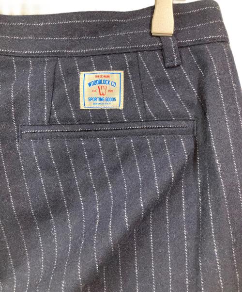 WOODBLOCK（ウッドブロック）WOODBLOCK (ウッドブロック) 2TUCK STRIPE WOOL TROUSER NAVY STRIPE ネイビー サイズ:XLの古着・服飾アイテム