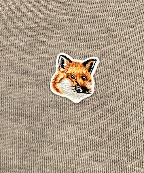 maison kitsune（メゾンキツネ）MAISON KITSUNE (メゾンキツネ) FOX HEAD PATCH FITTED TURTLENECK ブラウン サイズ:Ｓの古着・服飾アイテム