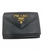 PRADAプラダ）の古着「シボ革3つ折り財布」｜ブラック