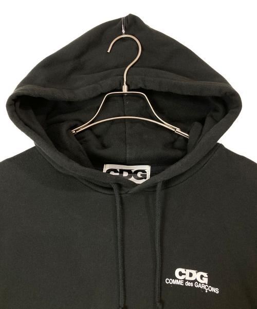 CDG（シーディージー）CDG (シーディージー) ロゴプリントプルオーバーパーカー ブラック サイズ:XXLの古着・服飾アイテム