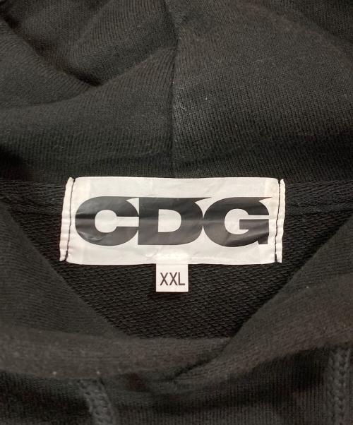 CDG（シーディージー）CDG (シーディージー) ロゴプリントプルオーバーパーカー ブラック サイズ:XXLの古着・服飾アイテム