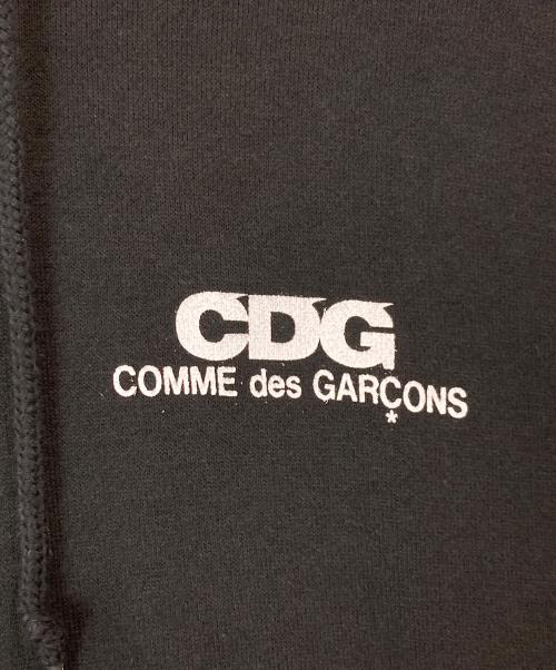 CDG（シーディージー）CDG (シーディージー) ロゴプリントプルオーバーパーカー ブラック サイズ:XXLの古着・服飾アイテム
