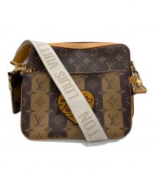 LOUIS VUITTON×NIGO（ルイ ヴィトン×二ゴー）の古着「LV スクエアード・トリオメッセンジャー」｜ブラウン