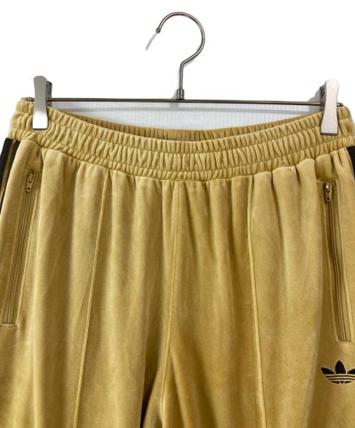 adidas（アディダス）adidas (アディダス) ベロアトラックパンツ ベージュ サイズ:XLの古着・服飾アイテム